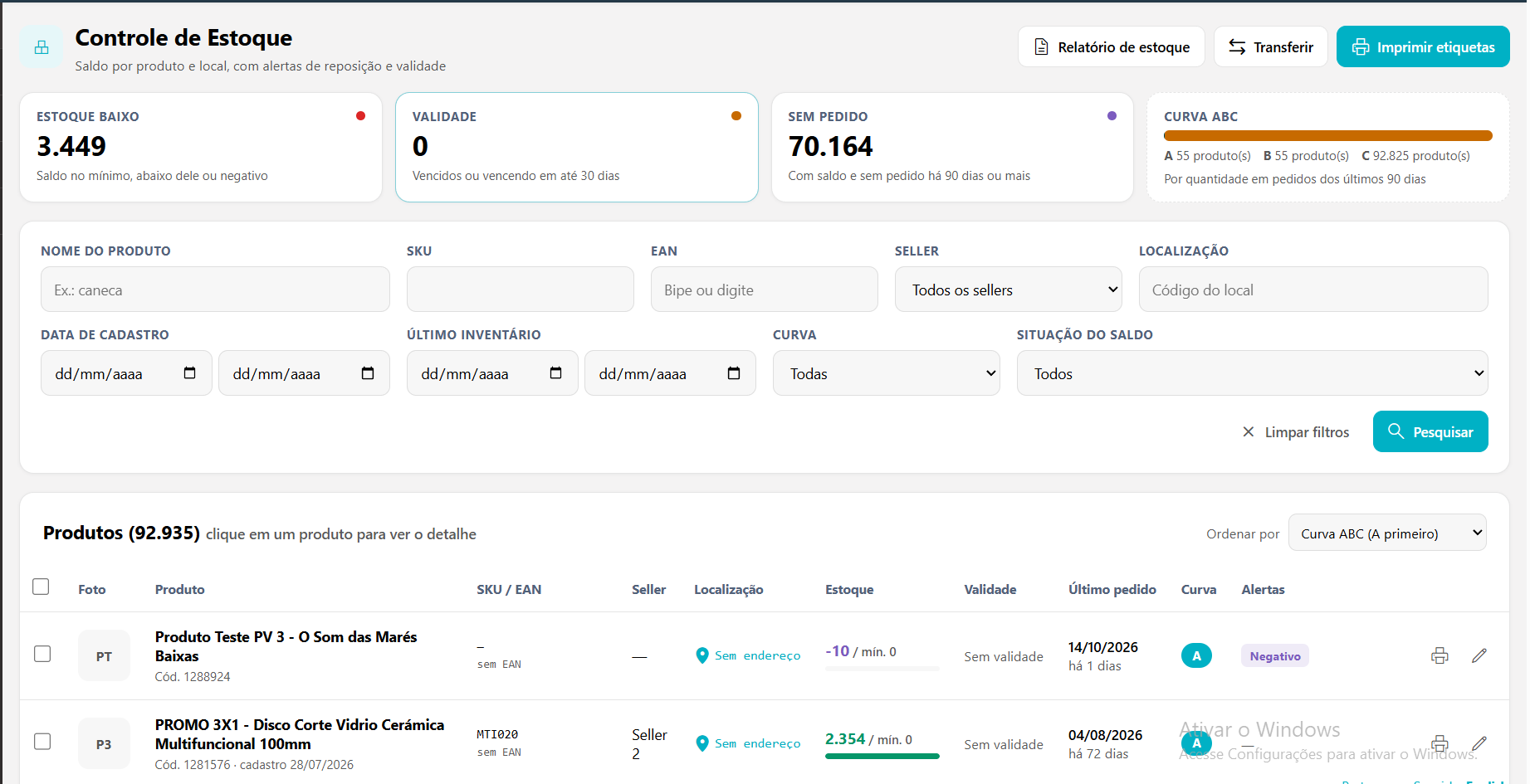 Tela Controle de Estoque com os botões Relatório de estoque, Transferir e Imprimir etiquetas no topo, os cartões Estoque baixo, Validade e Sem pedido, a barra da curva ABC, os filtros e a lista de produtos